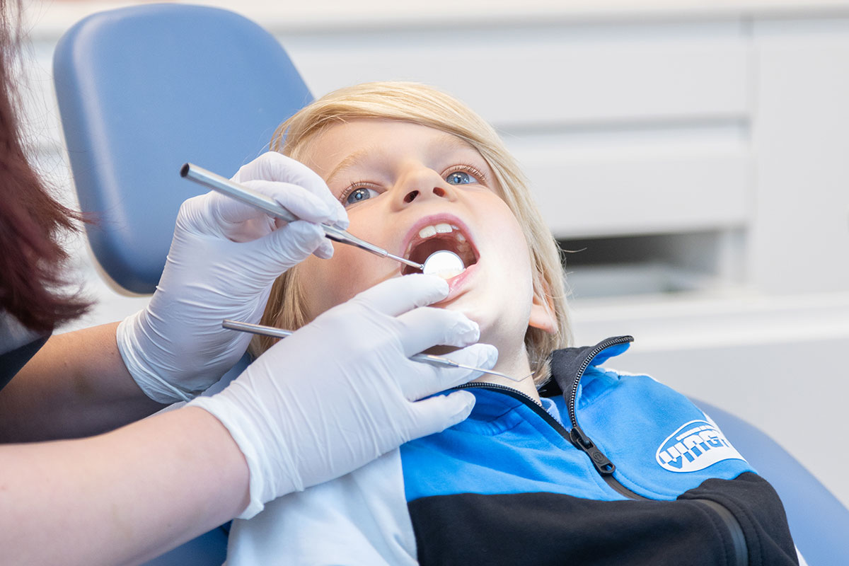 Eine sorgfältige Zahnhygiene ist von klein auf sehr wichtig. Je früher Kinder an den Besuch beim Zahnarzt gewöhnt werden, desto selbstverständlicher ist es für sie und desto weniger Ängste entstehen.